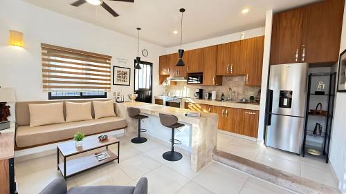 San Antonio Tlayacapan House | 1 Bed Guesthouse - Bikes - Patio - Gym - Pickleball Court - Golf Cart - Scooters