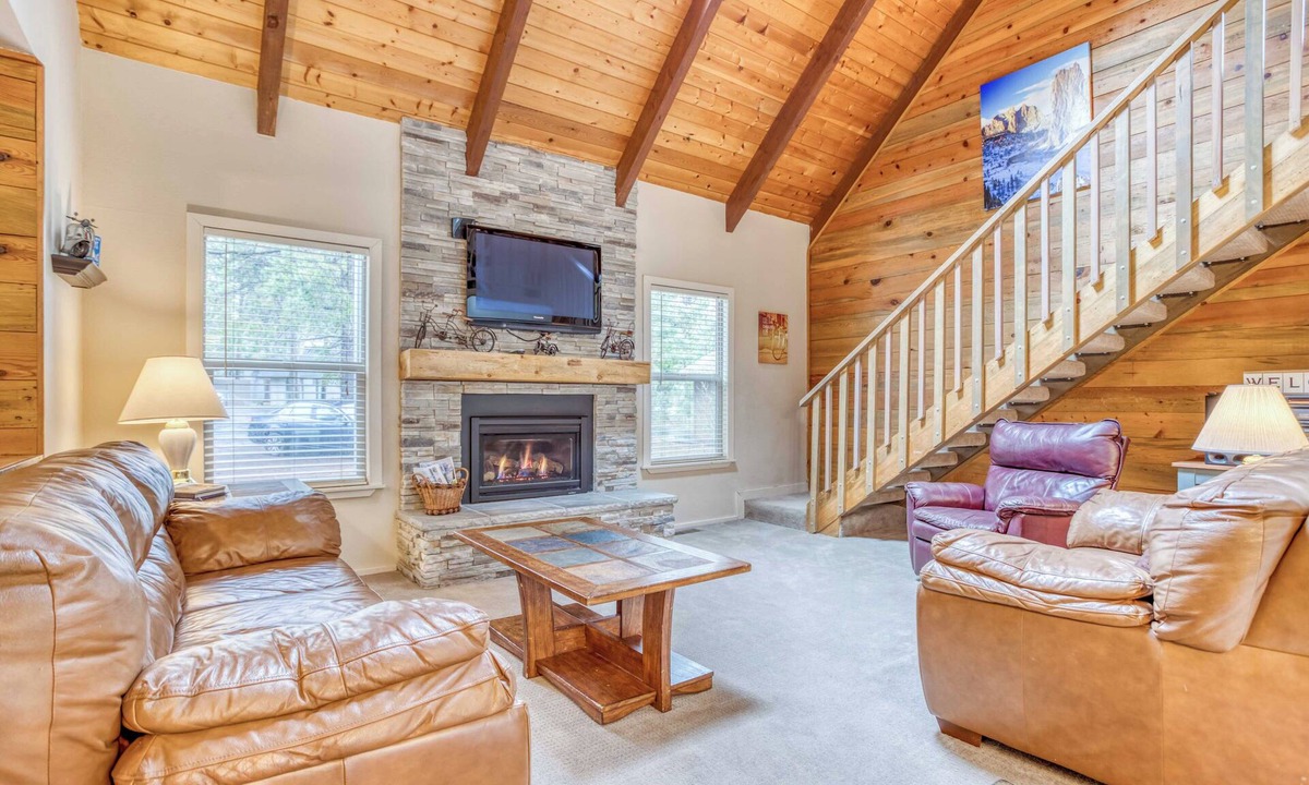 Deer Park House | 15 Lupine Lane Sleeps up to 12 and is between the SHARC and Fort Rock Park!