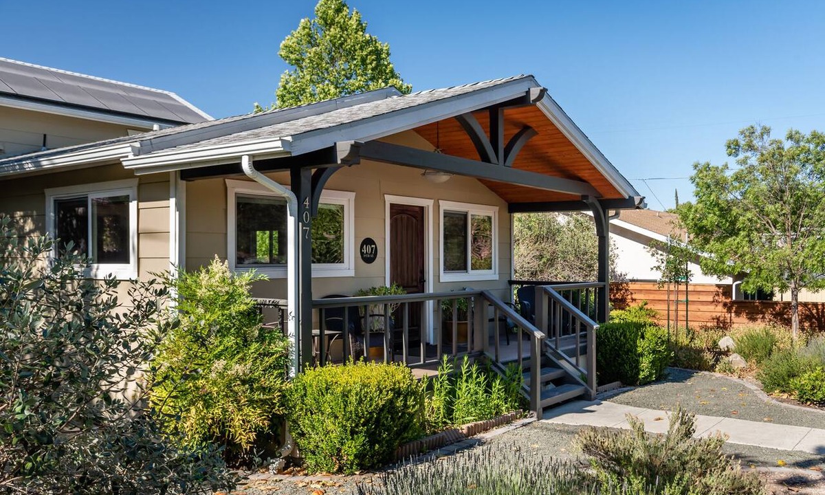 Paso Robles House | 2 King Suites + Fenced Porch | Walkable Downtown Paso | Quercus Acorn Cottage