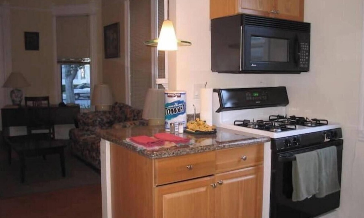 University South House | 555 #3 2bed/1.5bath/2carport dwntwn