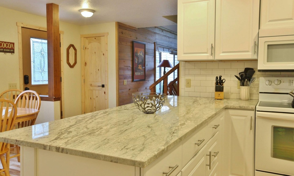 Overlook Park House | 8 Leisure - Light & Bright Home, Hot Tub, Quiet Area Close to SHARC + Passes Included
