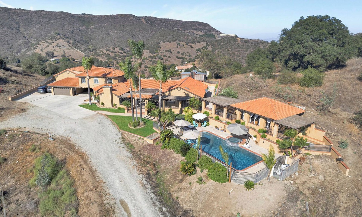 Temecula Villa | 9 acres Temecula Wine Country, Pool, jacuzzi, pickle ball, mini golf, basketball
