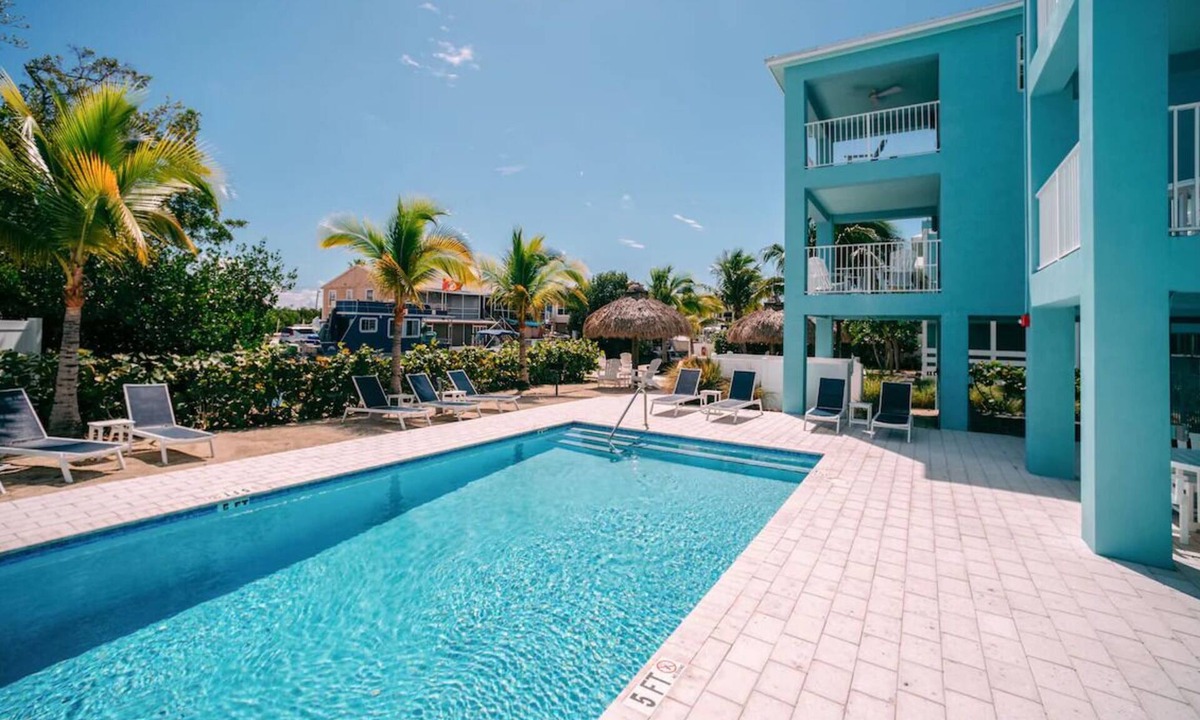 Long Key Hotel | An Unforgettable Stay Awaits! Balcony, Pool, Free Parking, Pets Are Welcome!