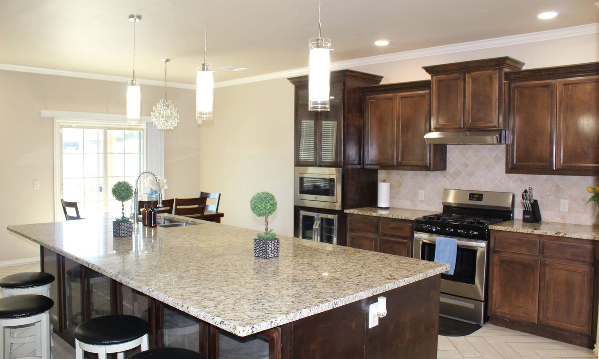 Yukon House | Beautiful 4-bed 2.5 bath house with Office and Den in Surrey Hills Yukon, OK