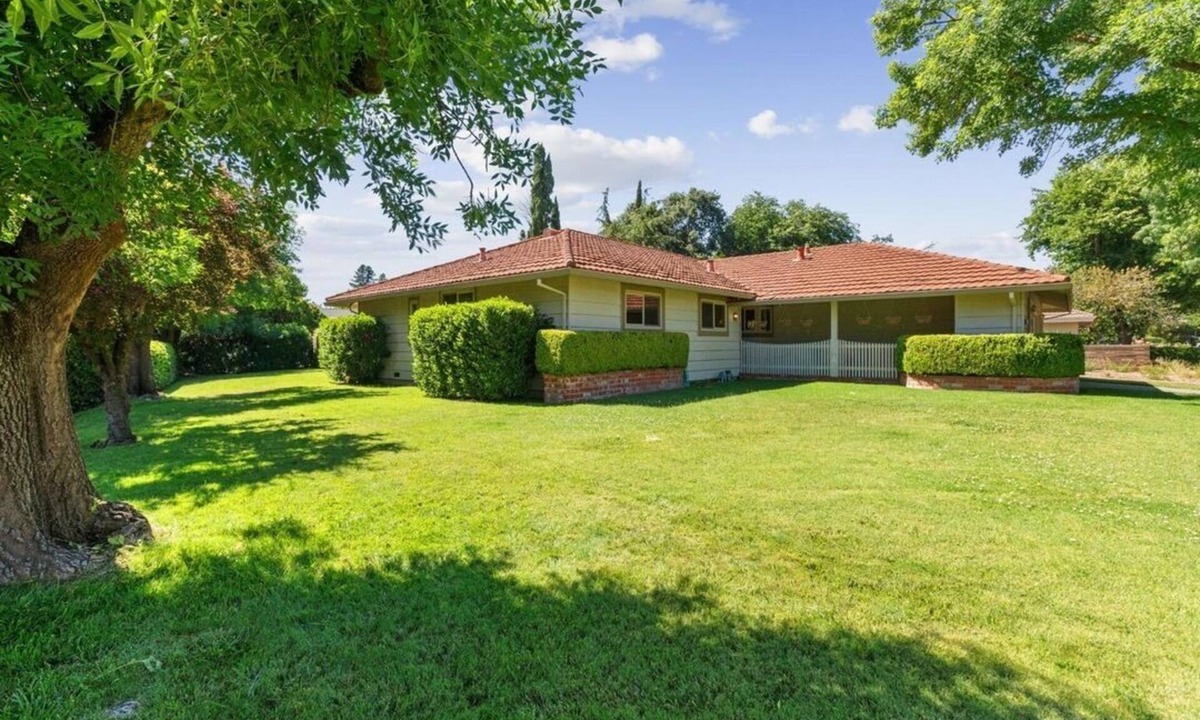 Davis House | Beautiful 4-bedroom furnished home in lovely South Davis with AC, Washer, Dryer