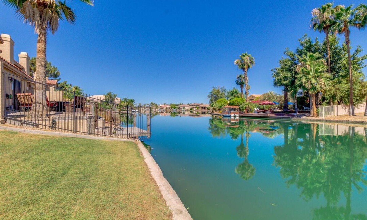 The Islands House | Beautifully Remodeled & Fully Furnished Townhouse on the Water!