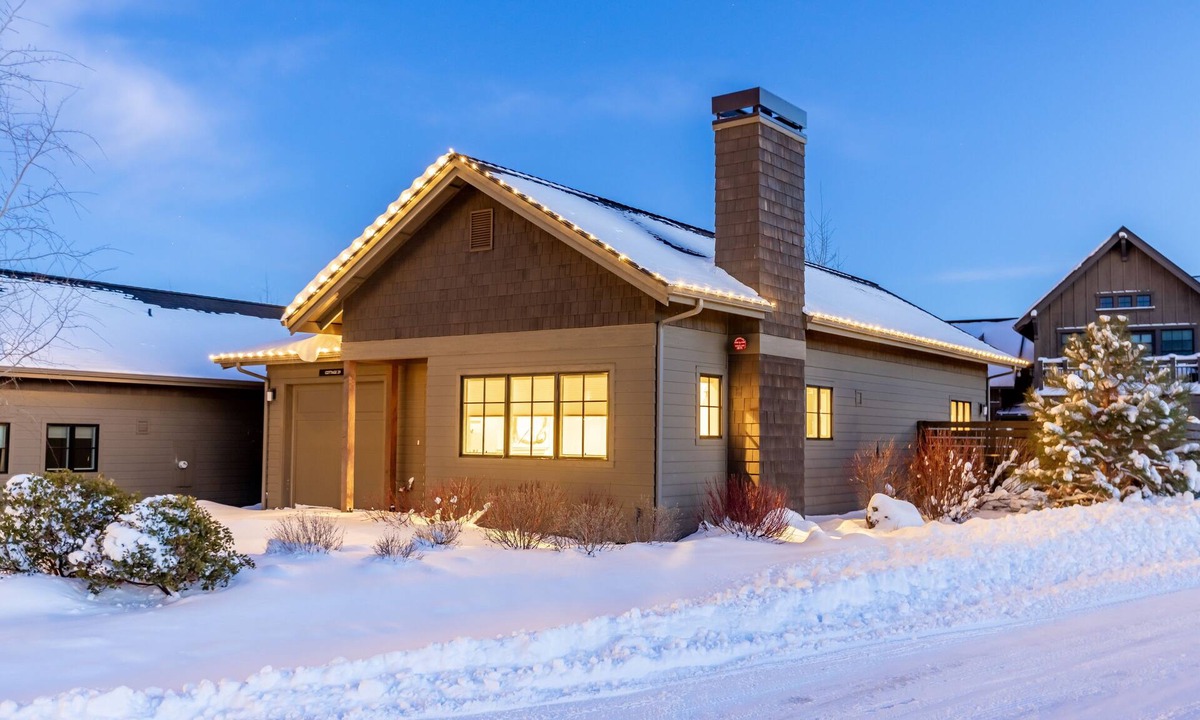 Bend House | Bend FUN ~ Heated resort pool ~ hot tub ~ pocket park ~ concert shuttle