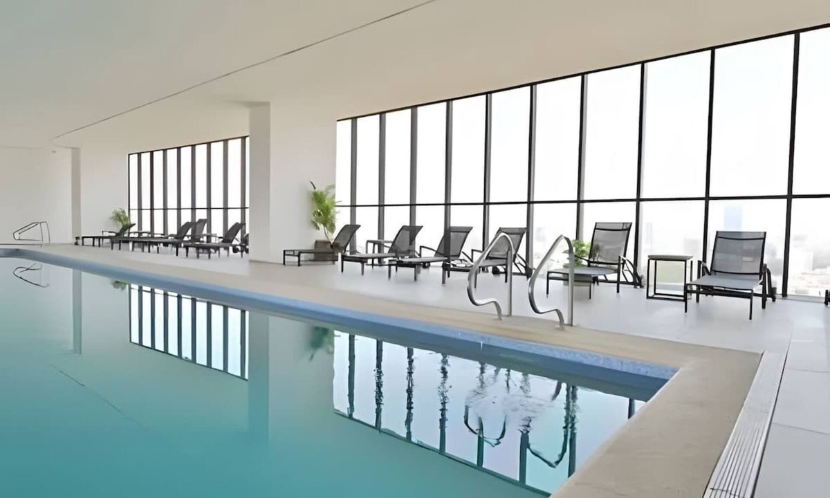 Financial District Condo | Bright condo w/pool, gym & sauna access