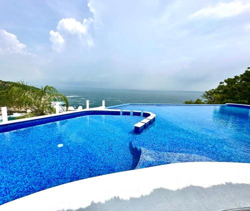 Puerto Angel Villa | Bungalow frente a la playa estrene alberca nueva con increíble vista infinita al mar, 8 hermosas playas cercanas, terraza con cama de playa, espectacular vista al inmenso océano pacífico, 2 kayack disponibles, nómadas digitales Starlink WiFi 224 mbps