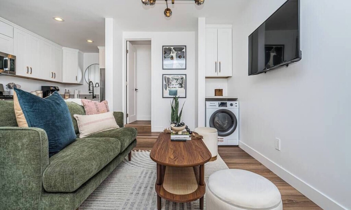 Coronado House | Camellia Suite I Walkable Near Shops + Dining