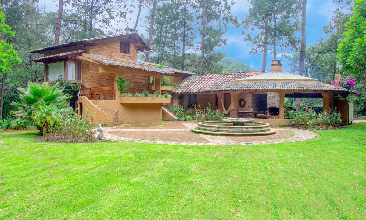 Valle de Bravo House | Casa Avándaro with pool, River, Woods and Cook!