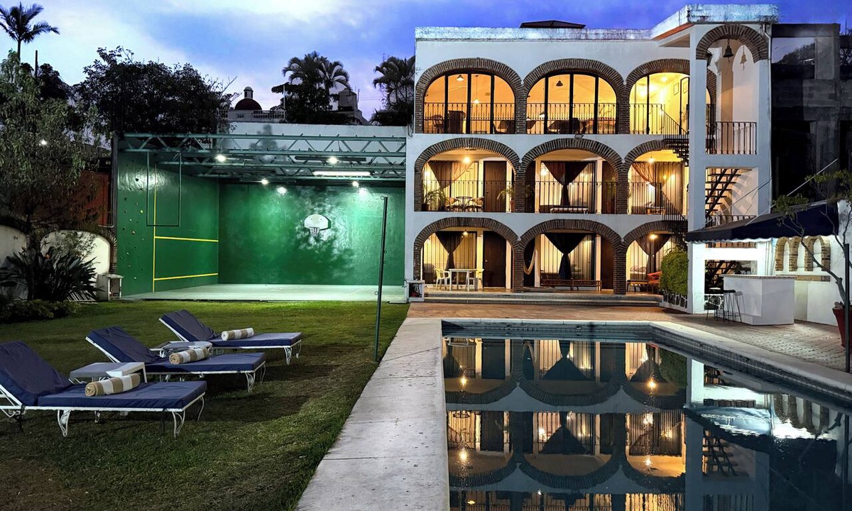 Tlaltenango House | Casa del Piloto. Accommodates 24 people, with pool, a swimming pool, a climbing wall, and much more.