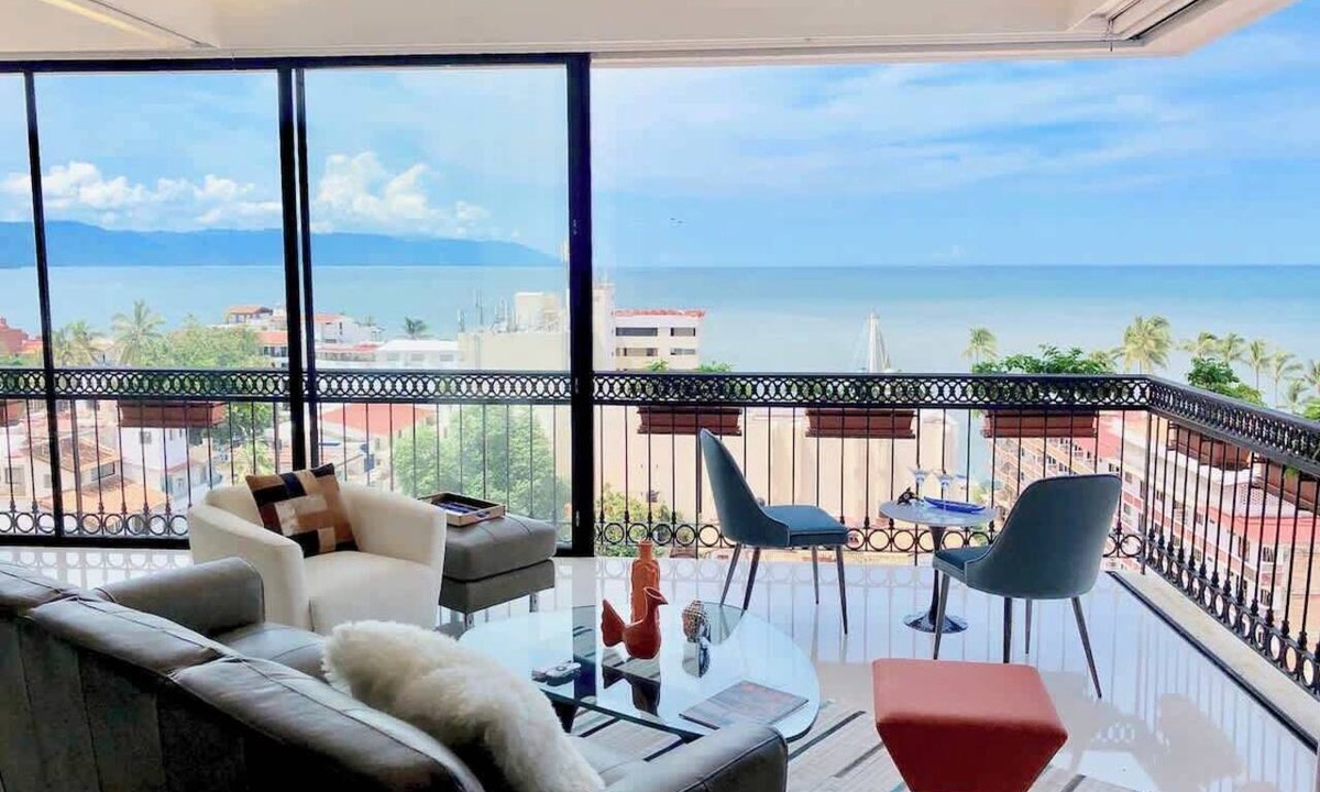 Romantic Zone Condo | Casa Frida: Luxe Pier 57 Oceanview Corner Unit