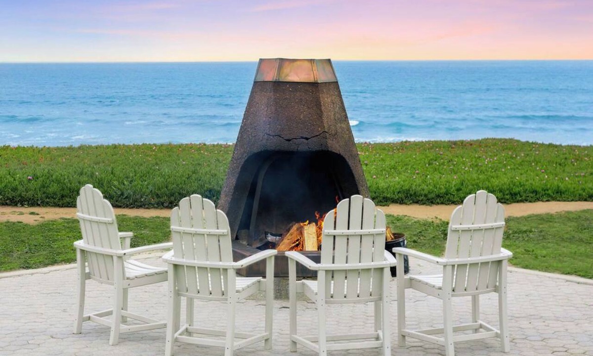 San Simeon Hotel | Cavalier Oceanfront Resort | Deluxe King Fireplace | San Simeon