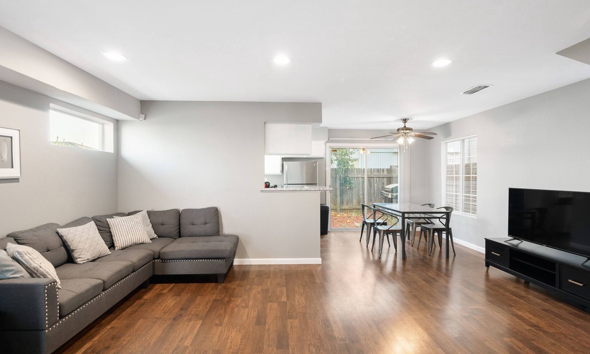 Sacramento House | Central Sacramento Home ♛Queen Beds - Clse Hwys* take a look!