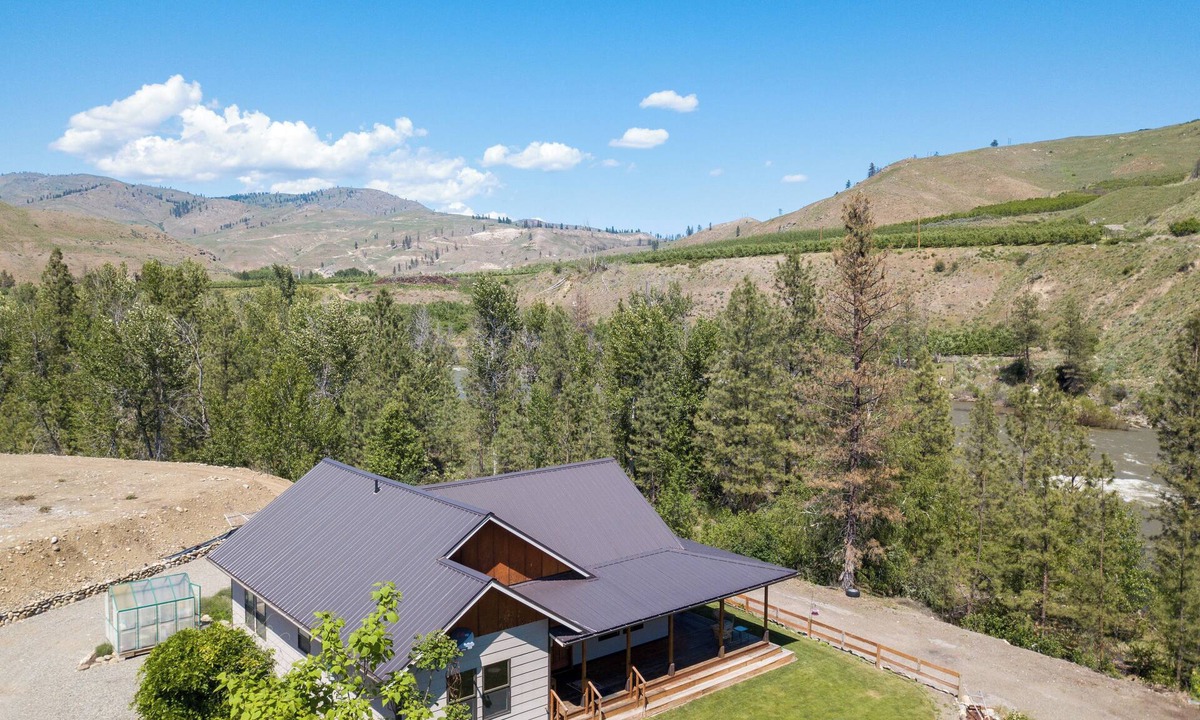 Methow House | Charming 2-bedroom house with WiFi, AC in wonderful Pateros
