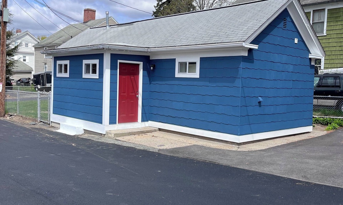 Manville Cottage | Charming single family Cottage, pet friendly, close to Prov, Woon, MA & highways
