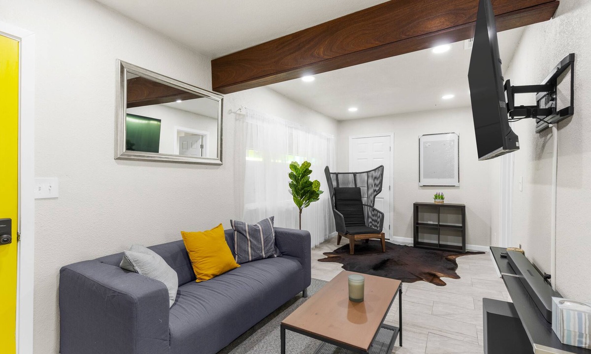Compton Apartment | Comfortable Compton 2 Bed APT 2