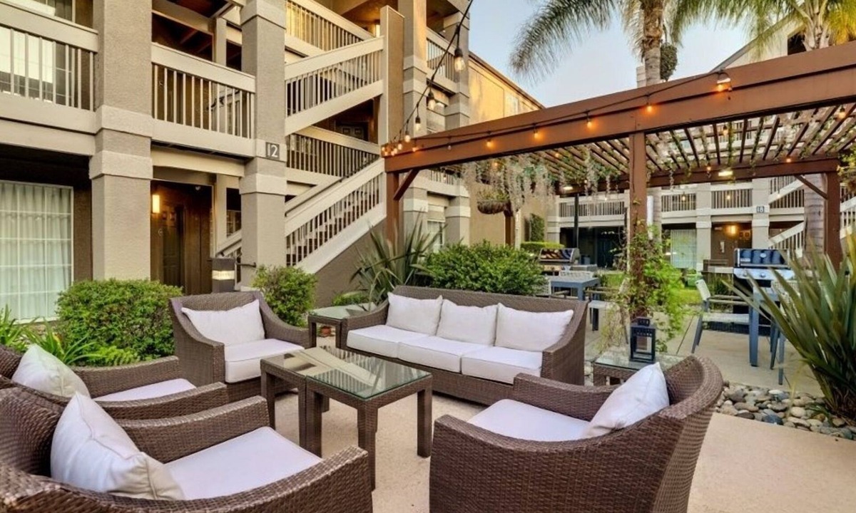 Sunnyvale Hotel | Comfortable Queen Suite with Roll-In Shower, Close to Sunnyvale Attractions!