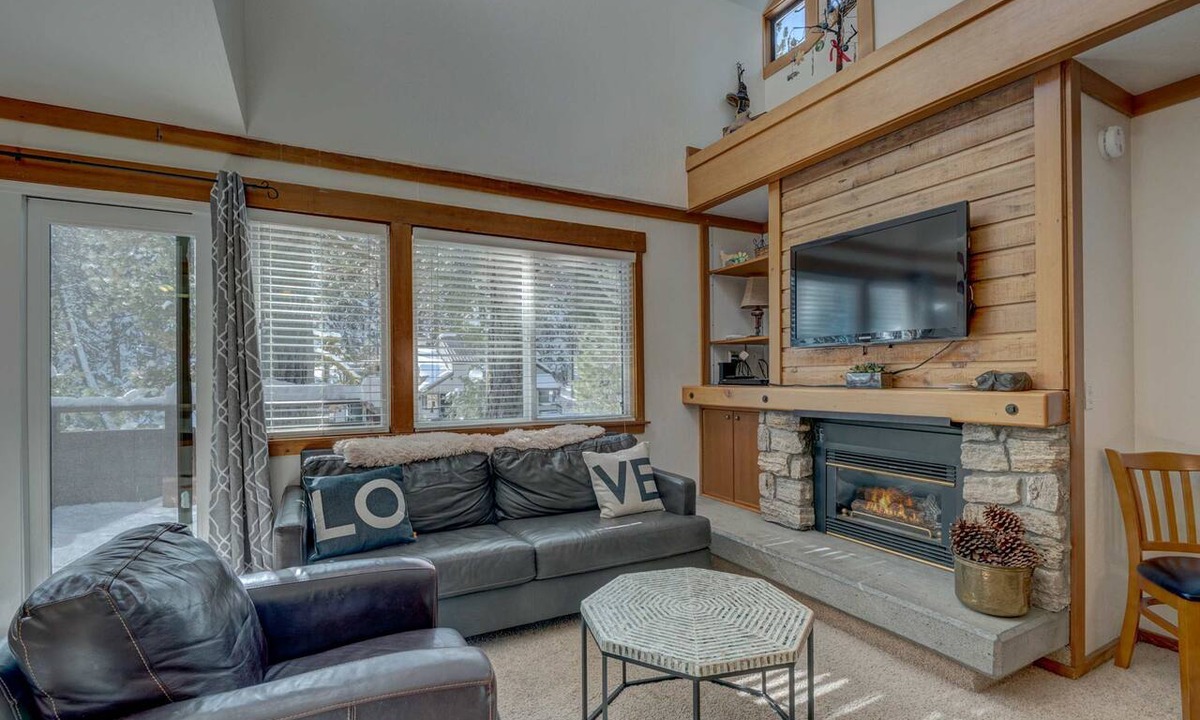 Tahoe Woods Condo | Condo close to ski hill with fireplace, balcony, W&D, hot tub, & pool