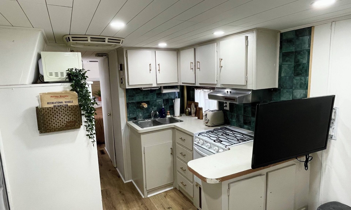Mesa House | Cozy 1-bedroom vintage travel trailer in serene Mesa/gilbert area with AC