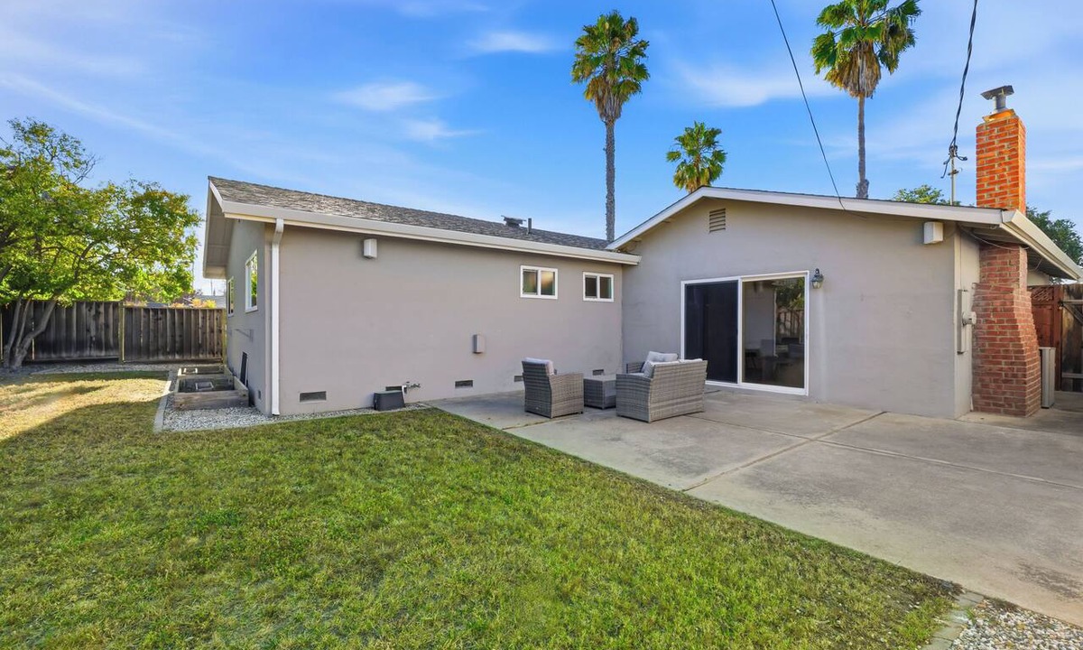 San Tomas House | Cozy 3B in Central location w/spacious backyard