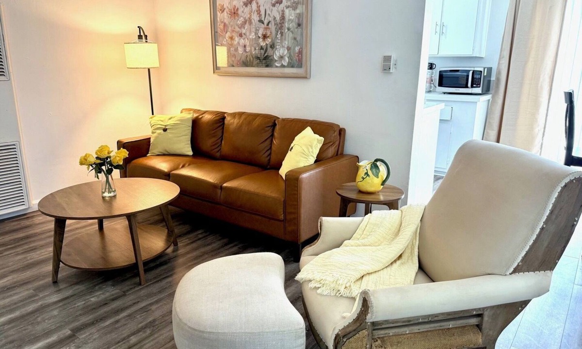 Castle Heights Apartment | Cozy & affordable 2bd in historic Culver City, Palm Venice area