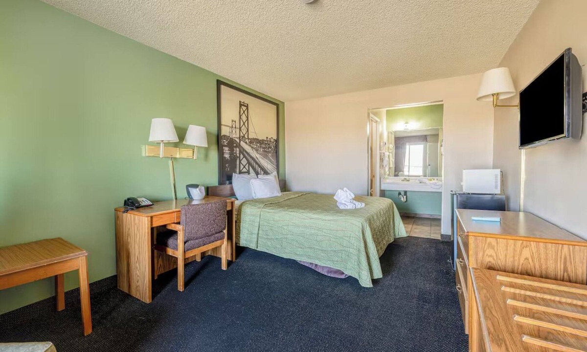 Barstow Hotel | Deluxe King Bed Vintage Charm Route 66 Room Near Harvey House