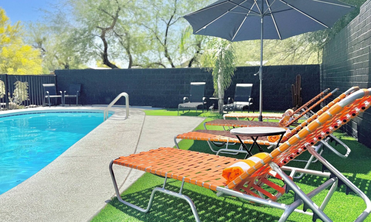 Westside Development House | Desert Playhouse Pool Putt Lounge Watch Wildlife Pets 10 m.