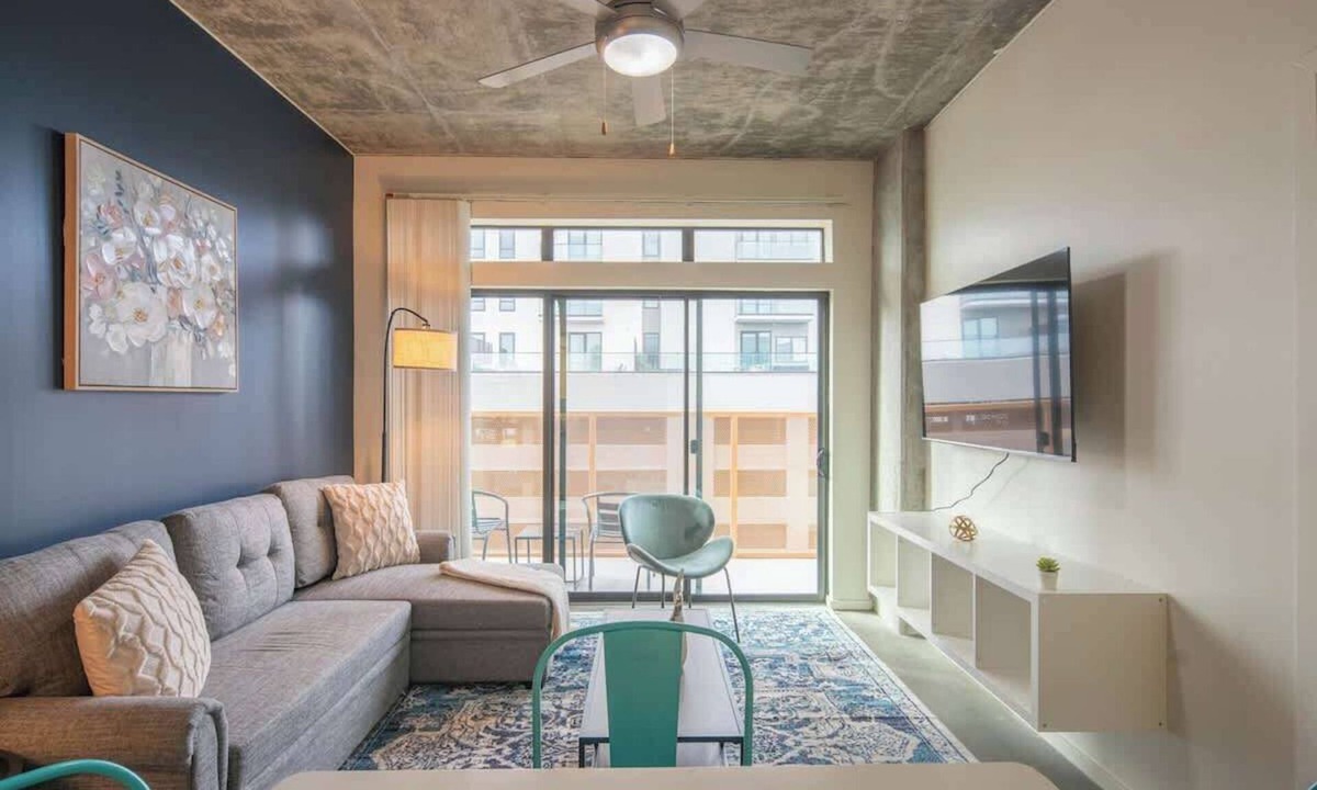 Evans Churchill Apartment | Detailed 2BD Apartment in Central DT with Gym Pool Parking
