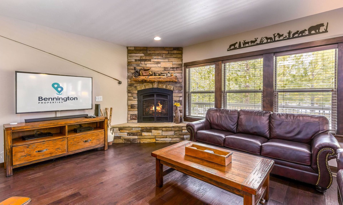 Deer Park House | DUTC11 - Huge Home, SHARC passes, Hot Tub, A/C, Ping Pong