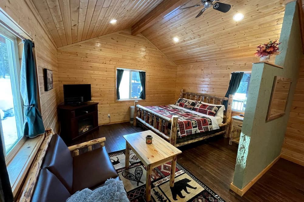 Thompson Falls House | Enchanting Rental with Indoor Jacuzzi and Little Terrace in Montana