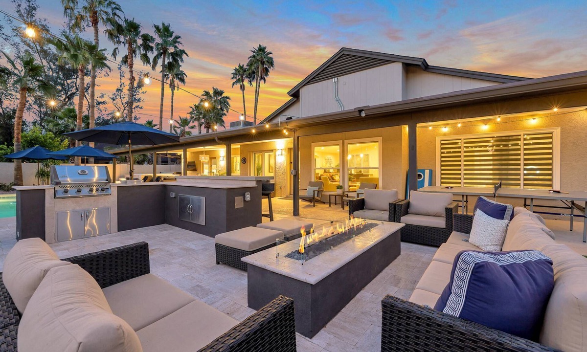 Honeyridge Manor House | Family Friendly Scottsdale Retreat, w/3 King Suites, Heated Pool + Spa, Putting Green, Game Room