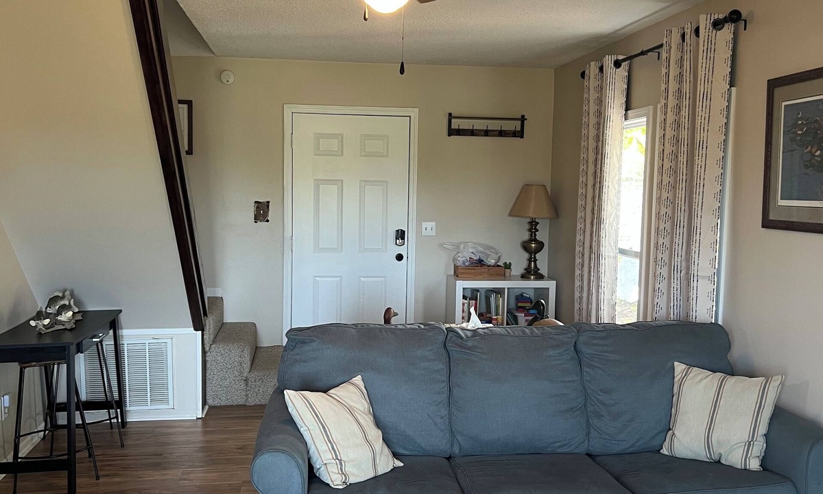 Deepwater House | Fireside Cabin – a cozy retreat at Truman Lake – relax and unwind! Pet friendly!