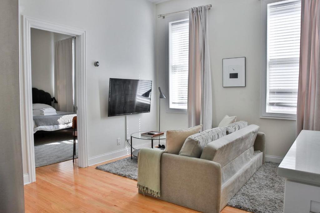 East Village Apartment | FRONTDESK Updated West Town 2 BR Apt with W&D