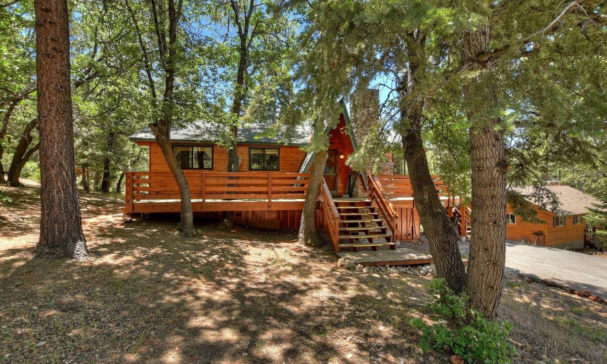 Upper Moonridge Cabin | Gingerbread Crossing by Destination Big Bear : Supreme Setting from this Woodsy 3 Bedroom Single Story Cabin! Spa!