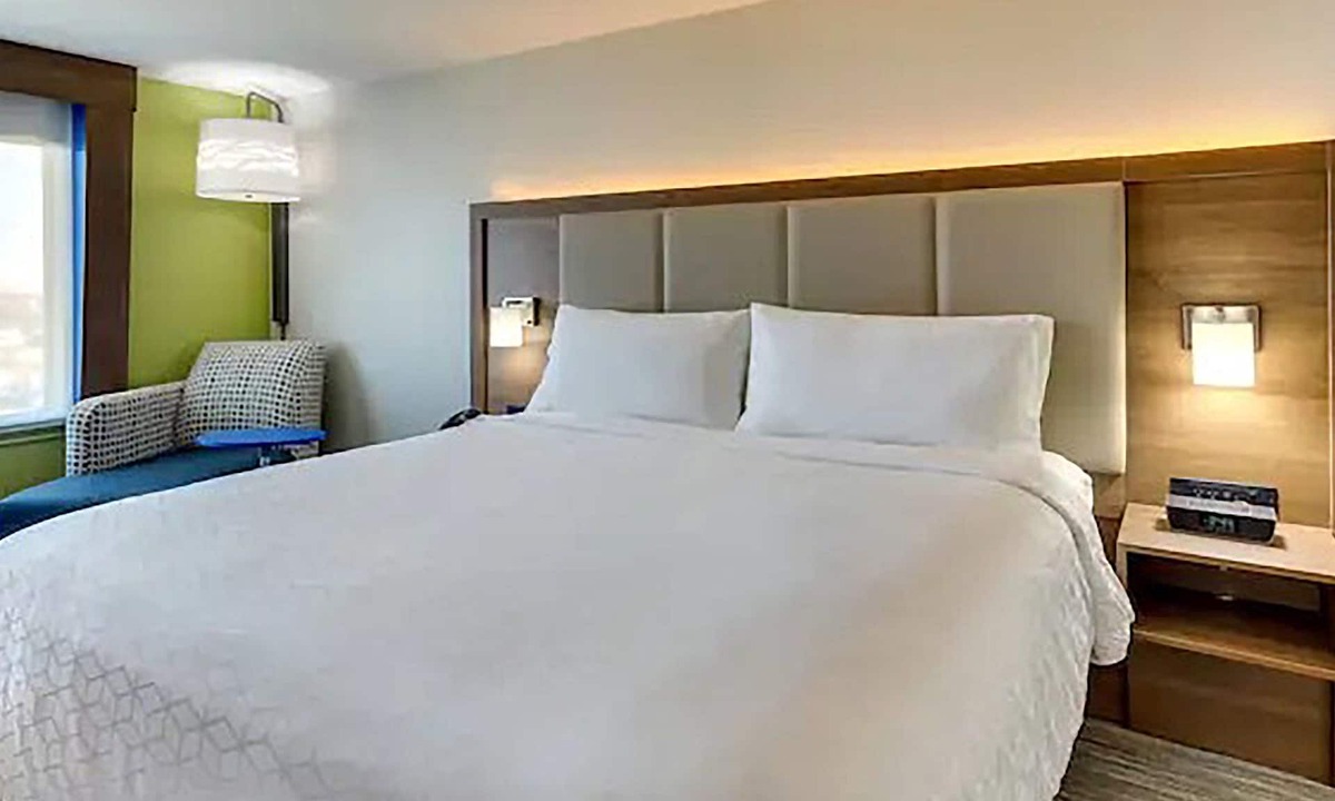 Woodland Hills Hotel | Holiday Inn Express & Suites Woodland Hills by IHG