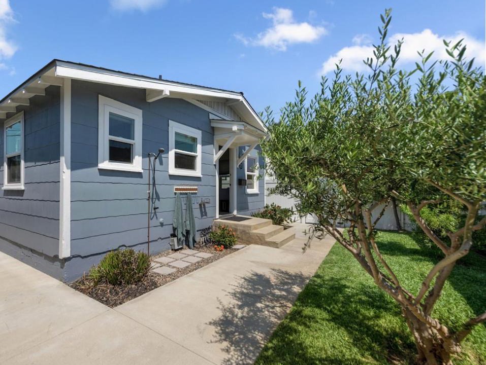 Huntington Beach House | Huntington Beach Bungalow half mile to sand & pier in downtown HB
