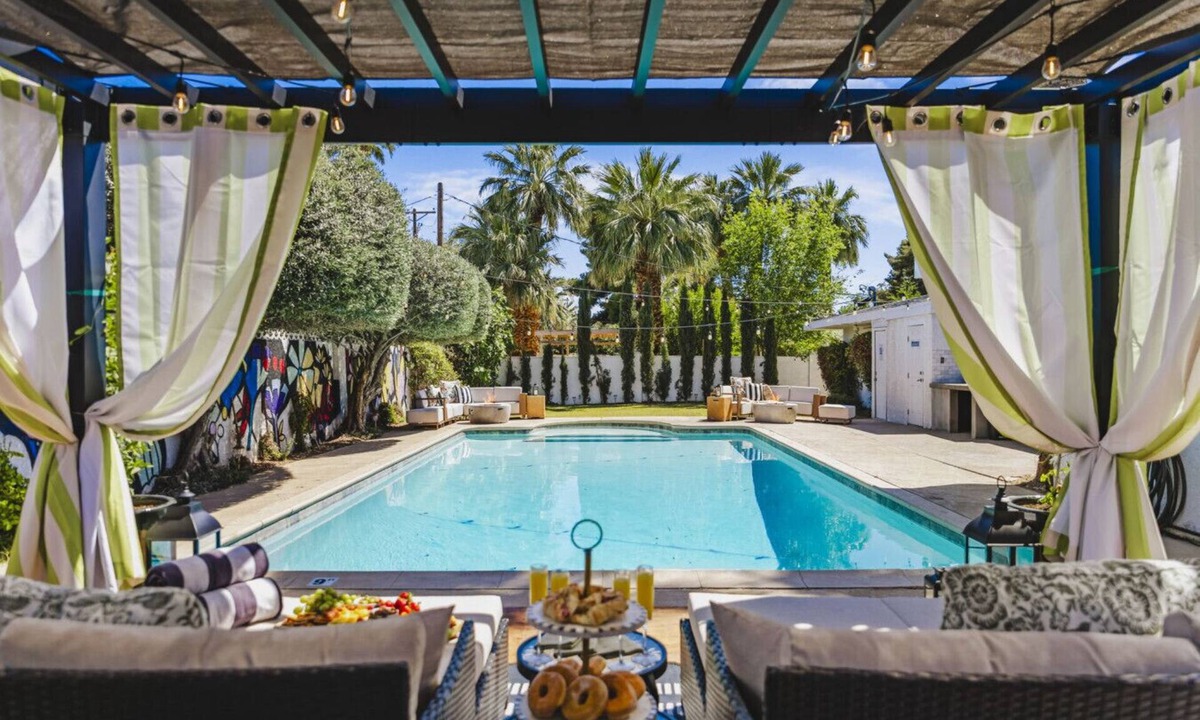 Las Vegas Villa | Iconic Vegas Villa : Heated Pool| Movie Room