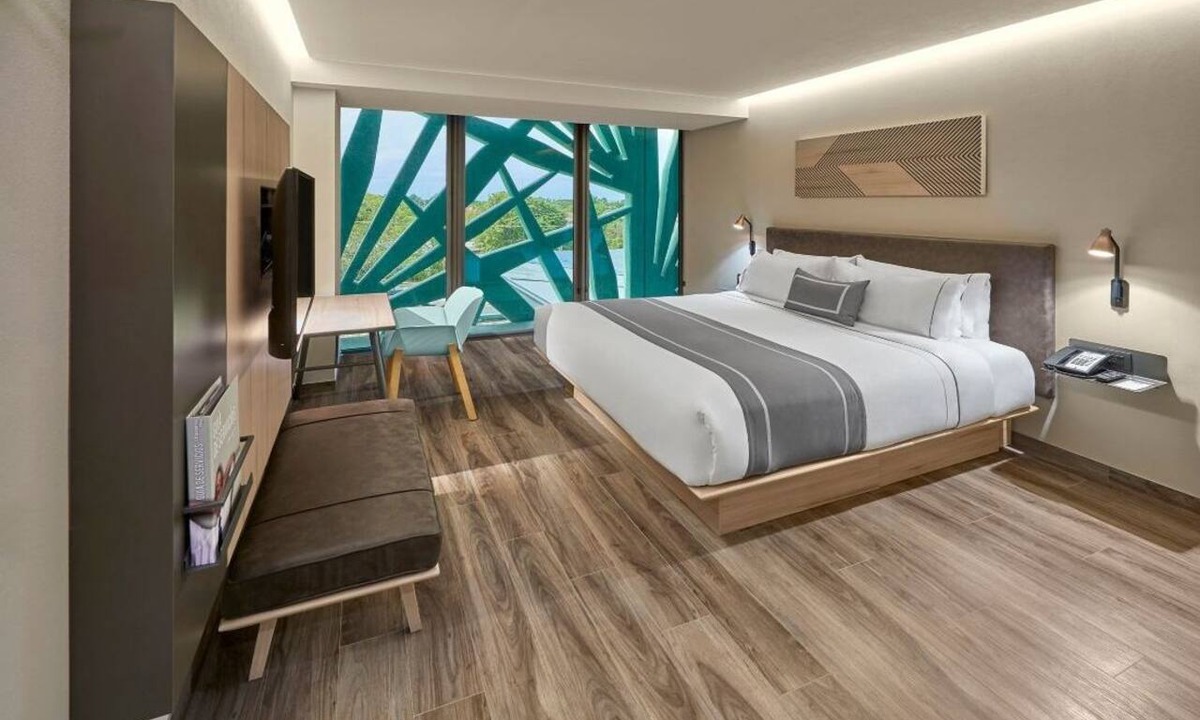 Zona Paseo Montejo Hotel | King Room w/ Breakfast | Pool Near Paseo Montejo