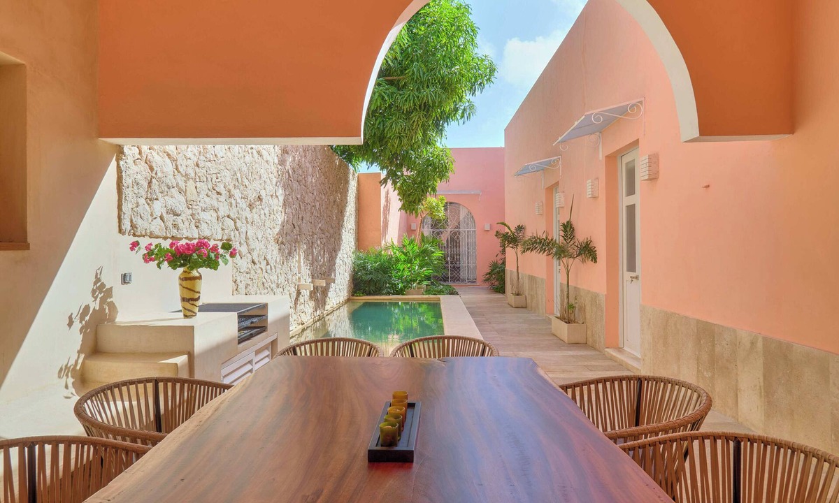 Centro House | La Casa de los Platos in the Historic Center, surrounded by stores and culture.