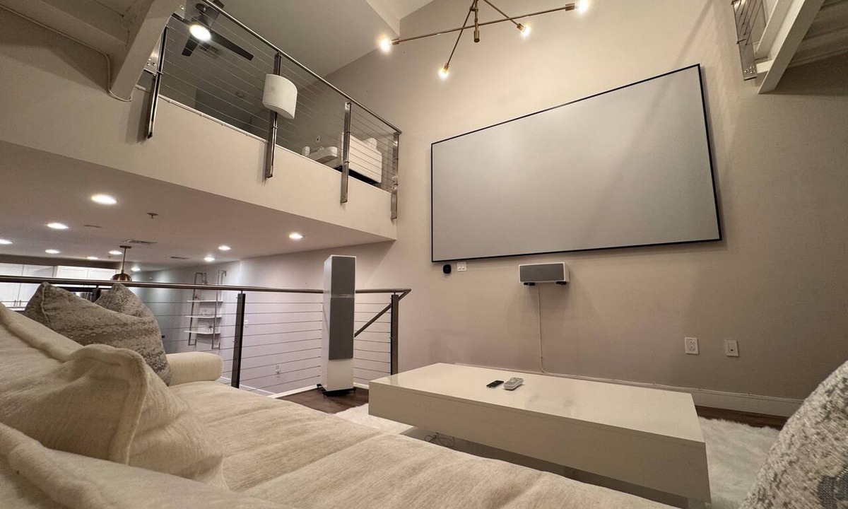 East Village Condo | Luxurious 1-bedroom loft style condo with AC, free parking in downtown San Diego
