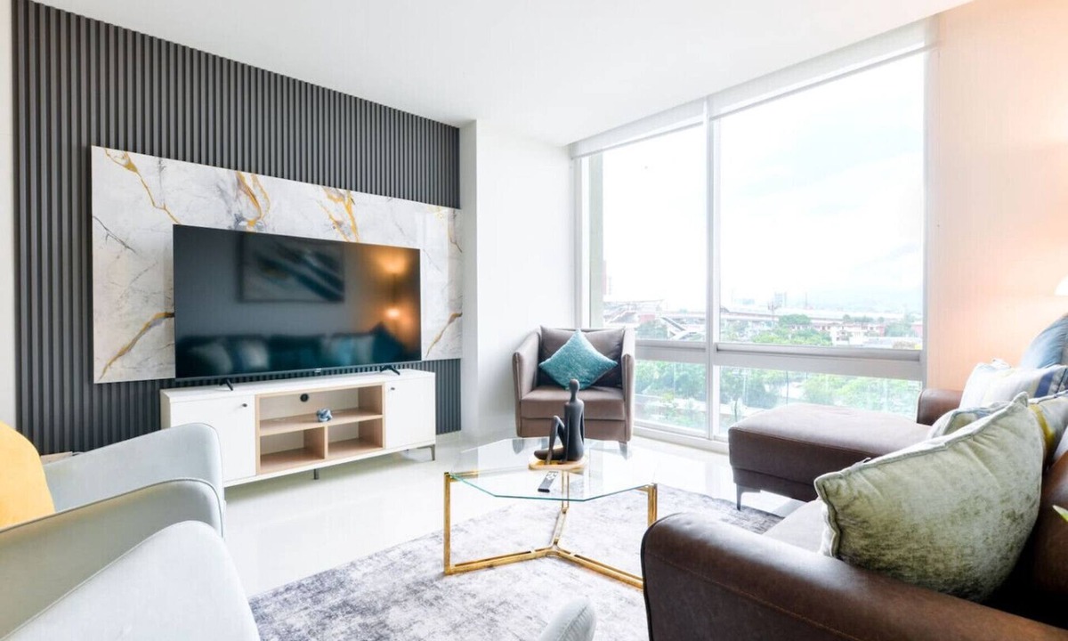 Monterrey Centro Apartment | ¡Luxury in Santa Lucía! Wifi, Gym & Pool 6 guests