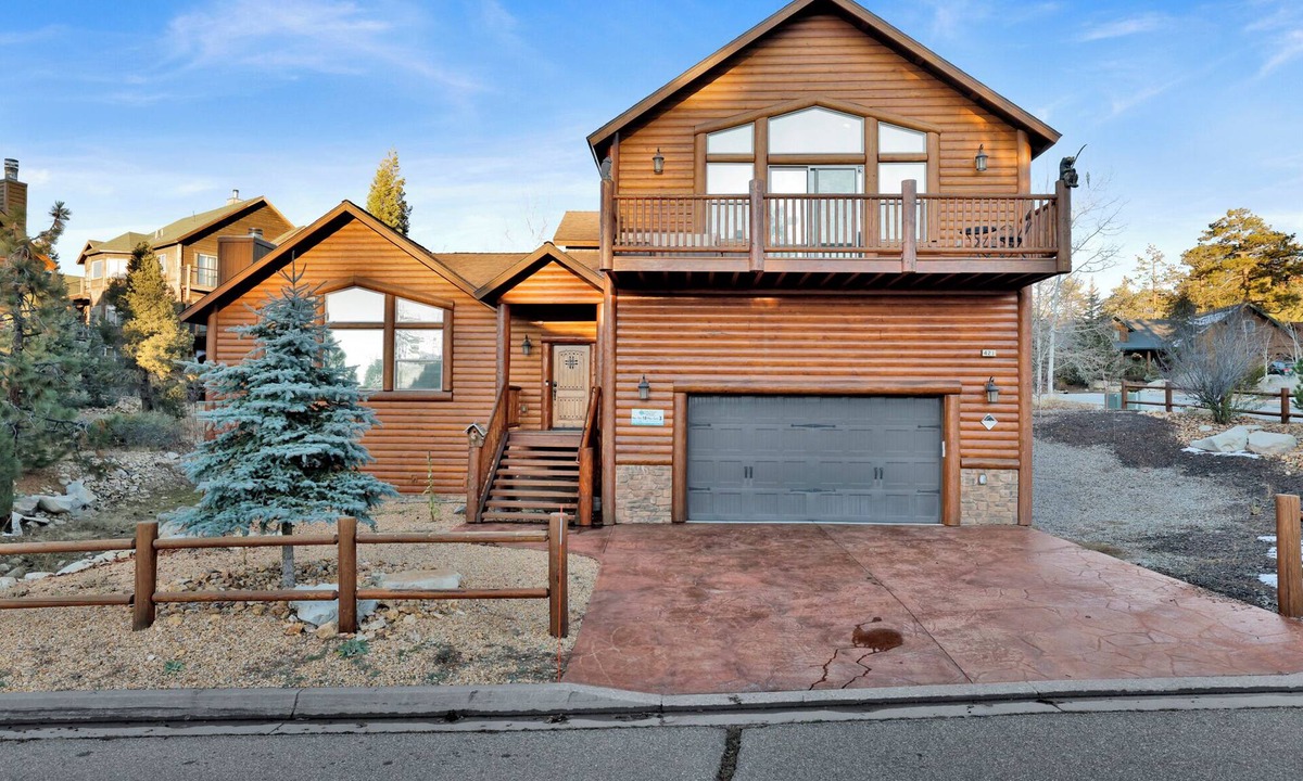 Castle Glen Estates Cabin | Luxury Morning Star Log Cabin | Hot Tub, Firepit, Game Room & Minutes to Skiing