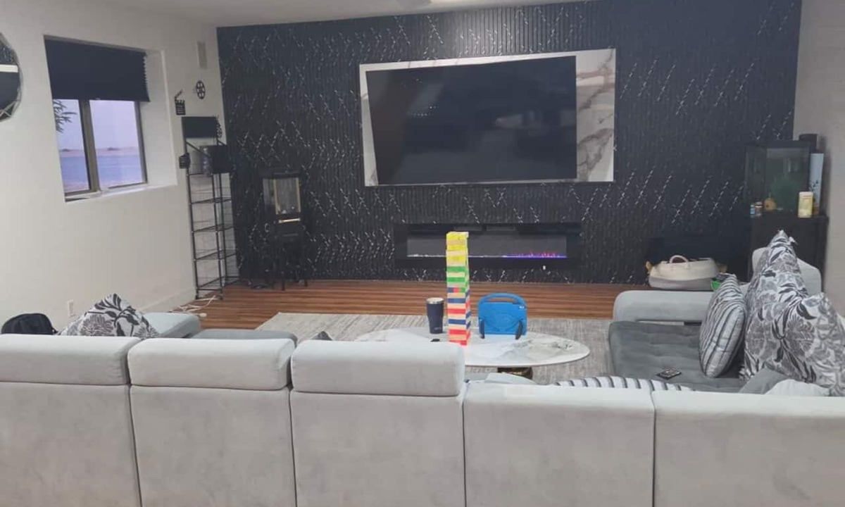 Greater Corona Village House | Mini Mansion with 5-bedroom, Jacuzzi, pool, basketball court welcoming Chandler