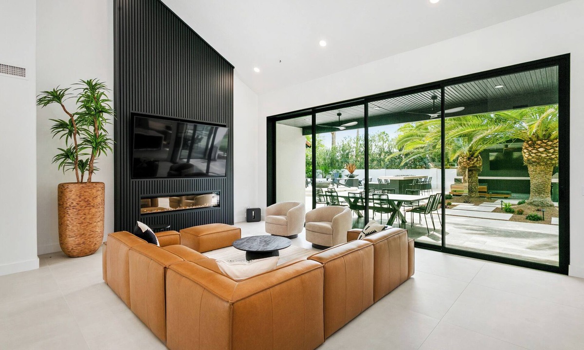 Pima Vista House | NEW 4BR Modern Pool, Hot Tub, Putting Green, Ping Pong & Fire Table