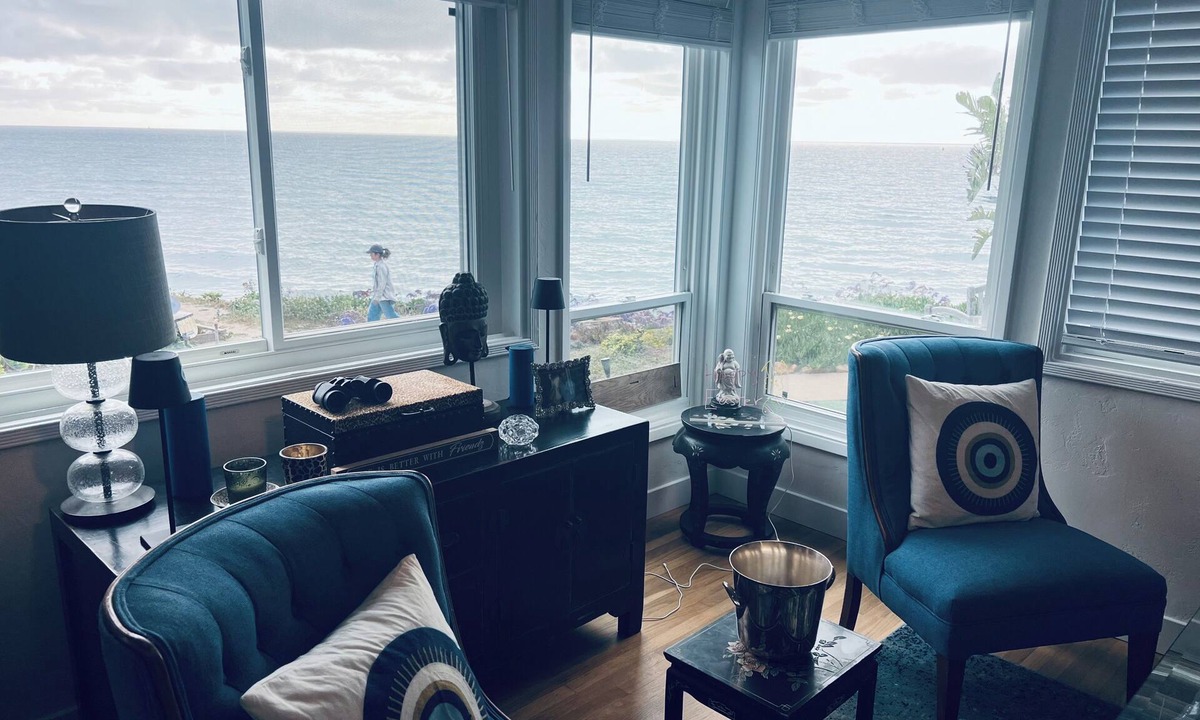 Ocean Beach Cottage | Oceanfront Cottage- on the cliffs- water front property