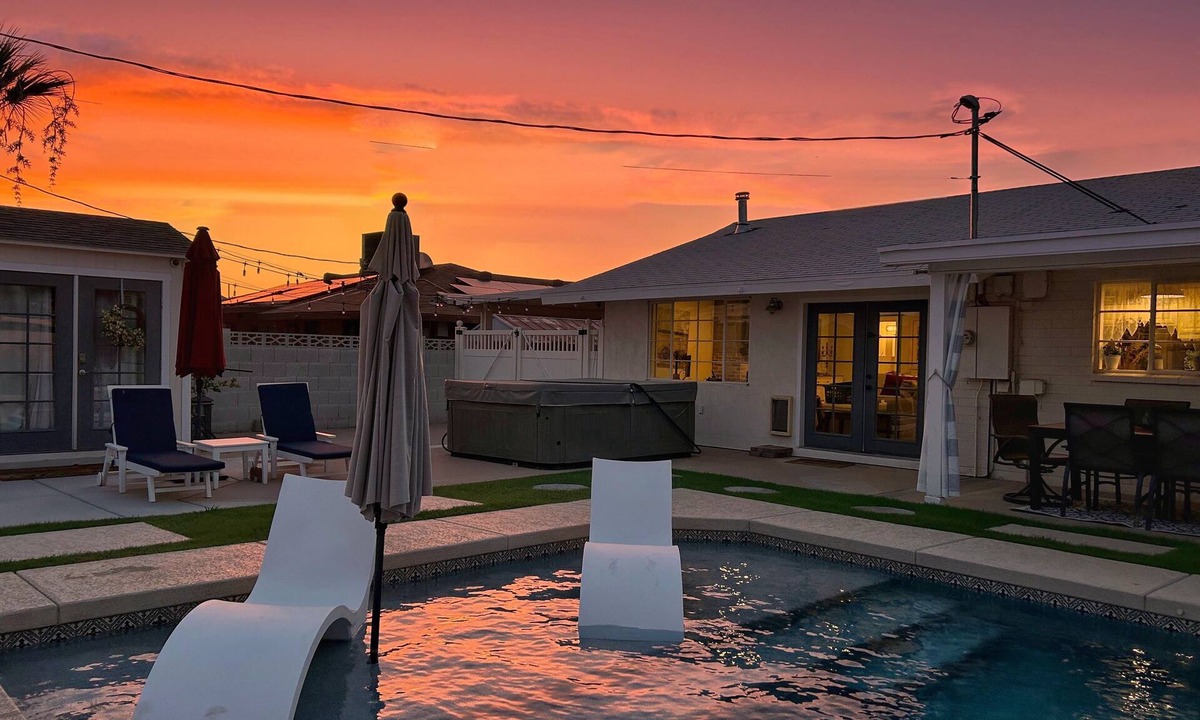 Scottsdale Country Acres House | Old Town VACATION Living! Heated Pool, Spa, Garden Bonus Rm + near Golf & Lake