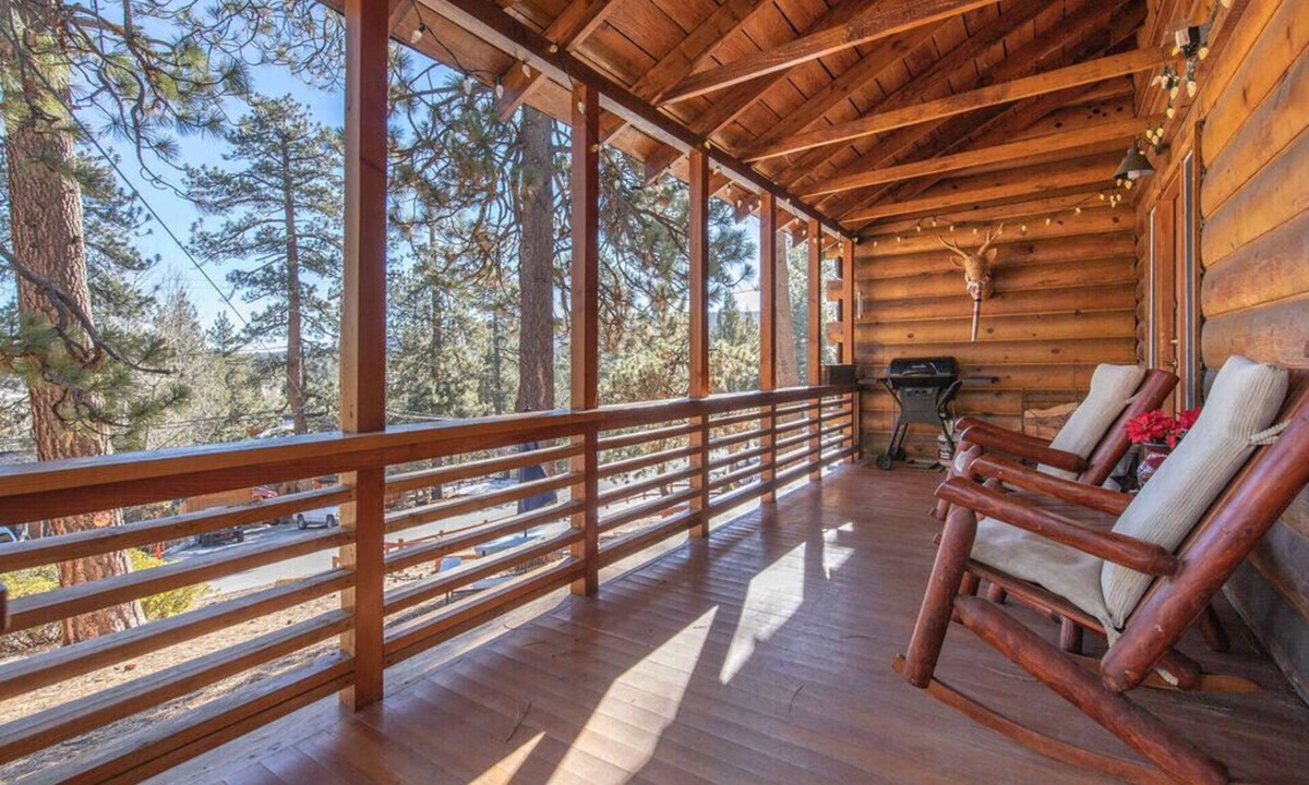 Boulder Bay Cabin | Original 1940s cabin, beautifully restored! 2 blocks to lake, 6 min to village!