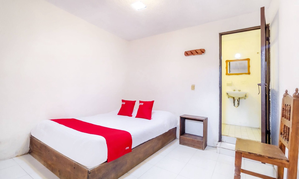 De Mexicanos Hotel | OYO Hotel La Luna
